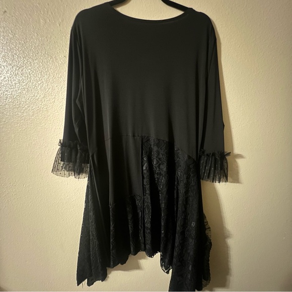 𝐄𝐭𝐬𝐲 𝐍𝐨𝐫𝐦𝐚𝐧𝐲 𝐃𝐞𝐬𝐢𝐠𝐧 𝐌𝐨𝐝𝐞𝐬𝐭 𝐁𝐥𝐚𝐜𝐤 𝐋𝐚𝐜𝐞 𝐓𝐮𝐥𝐥𝐞 𝐓𝐮𝐧𝐢𝐜 𝐓𝐨𝐩 - Picture 4 of 5